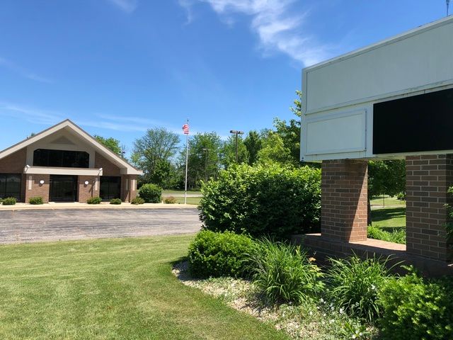 8225 Fox River Dr, Newark, IL 60541
